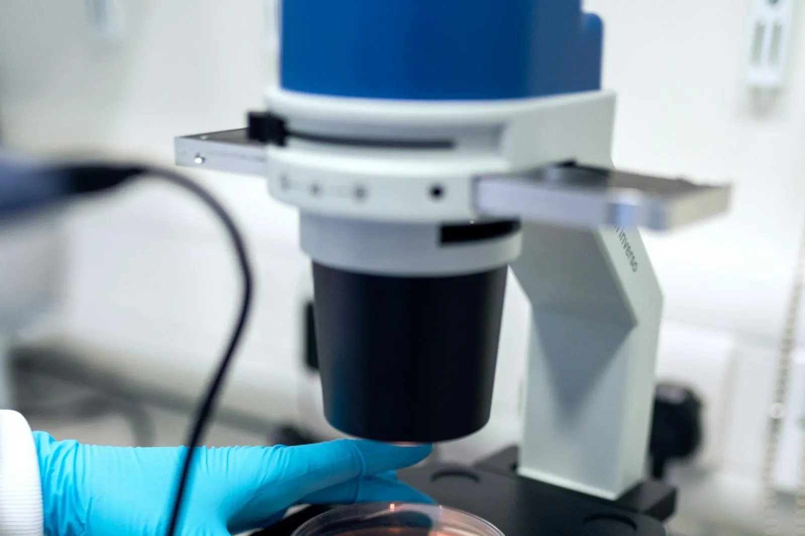 Muestras y microscopio en el laboratorio de la clínica